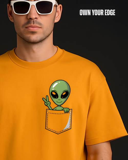 Alien Peekaboo Pocket - Oversized T-Shirt